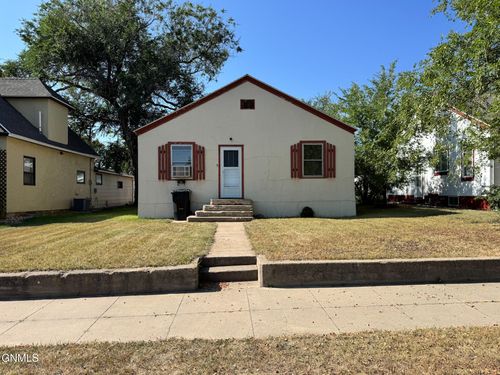 711 8th Ave W, Williston, ND, 58801-4957 | Card Image