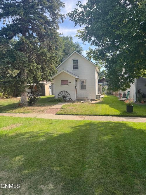 208 10th Avenue Nw, Mandan, ND, 58554 | Card Image