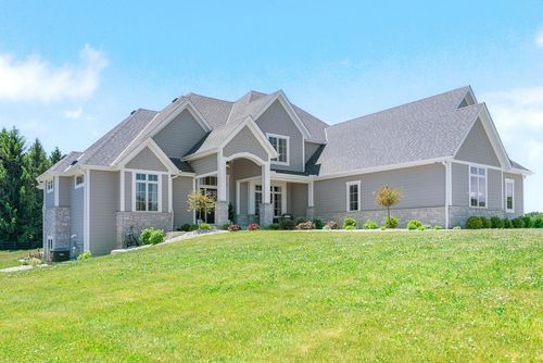 10009 W Farmdale Estates Court, Mequon, WI, 53097 | Card Image