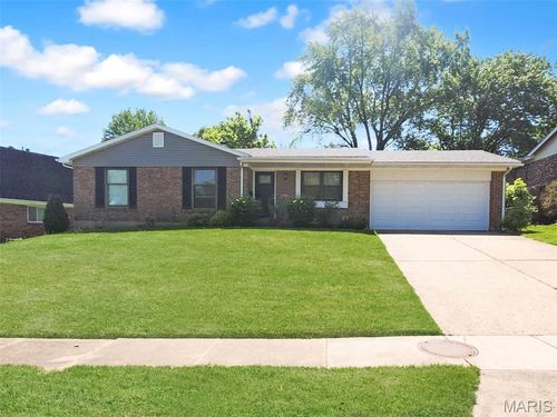 3660 Parc Chateau Ln, Florissant, MO, 63033-2849 | Card Image