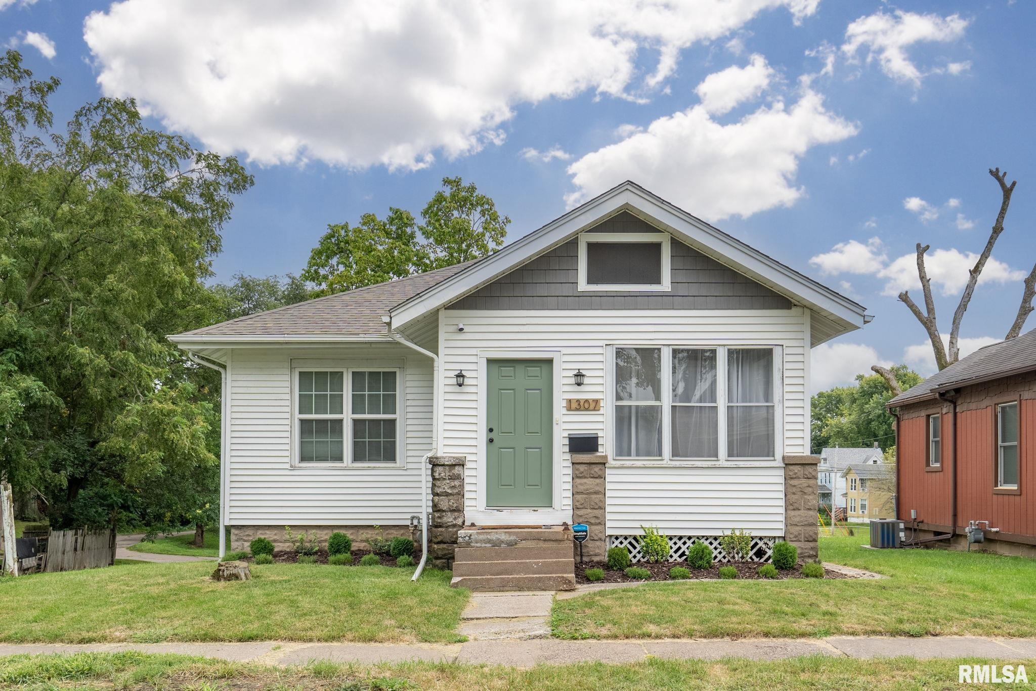 Gaines St, Davenport, IA 52804