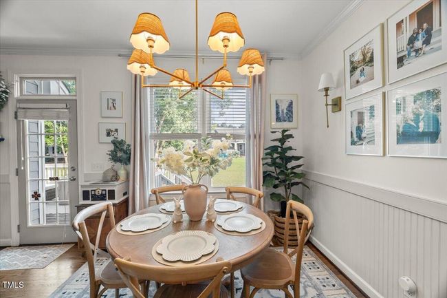 dining area | Image 19