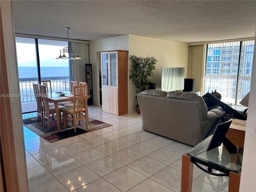 1402-2333 Brickell Ave, Miami, FL, 33129-2435 | Card Image