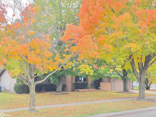 925 Briarstone Dr, Mason City, IA, 50401-4641 | Card Image