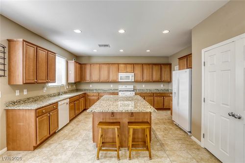 10537 Hamdem Ave, Las Vegas, NV, 89129-6444 | Card Image