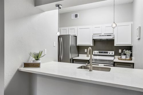 7065 N Holiday Dr, Galveston, TX, 77550-3029 | Card Image