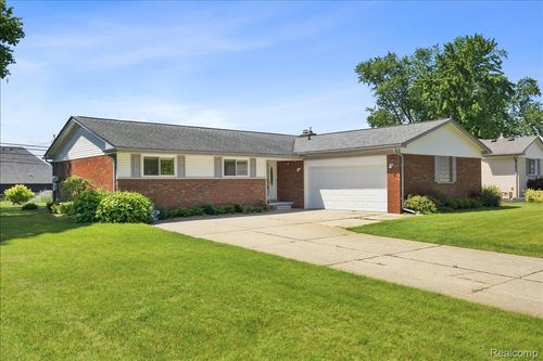 3370 Sandy Creek Dr, Shelby Twp, MI, 48316-3954 | Card Image