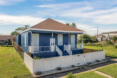 3913 Ball St, House other with 6 bedrooms, 4 bathrooms and null parking in Galveston TX | Image 2