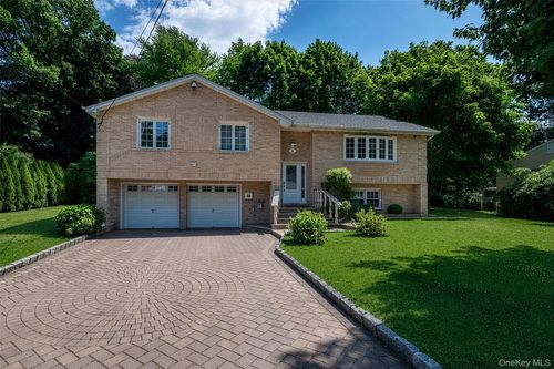 18 Carlyle Pl, Hartsdale, NY, 10530-1304 | Card Image