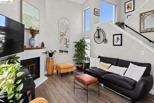 9-3687 Maple Ave, Oakland, CA, 94602-3300 | Card Image