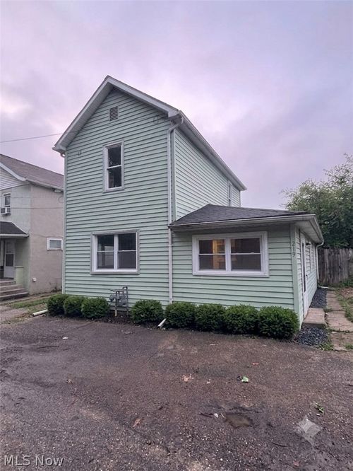 219 3rd Dr Se, New Philadelphia, OH, 44663-4009 | Card Image