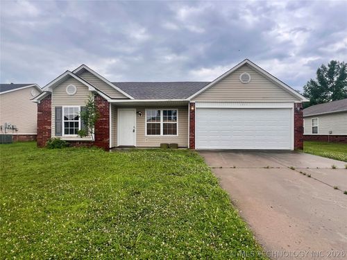 1011 W 23rd St, Claremore, OK, 74017-1040 | Card Image
