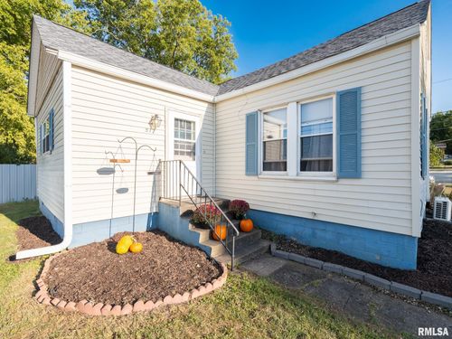 512 W Main St, South Pekin, IL, 61564-7000 | Card Image