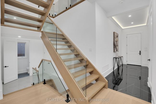 16 Cadillac Ave, House other with 5 bedrooms, 5 bathrooms and 4 parking in North York ON | Image 18