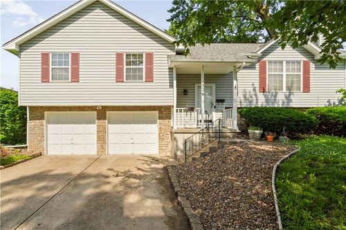 8326 Central St, Kansas City, MO, 64114-2431 | Card Image