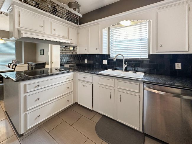 The open layout keeps everything within reach while maintaining a functional flow. | Image 7