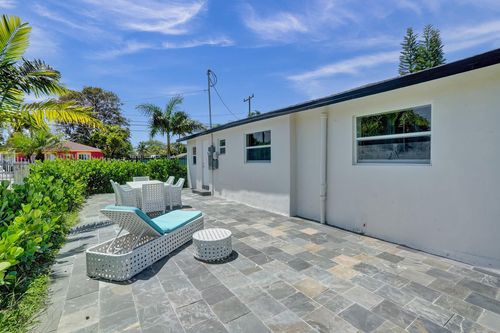 1-8021 Nw 1st Pl, Miami, FL, 33150-3027 | Card Image