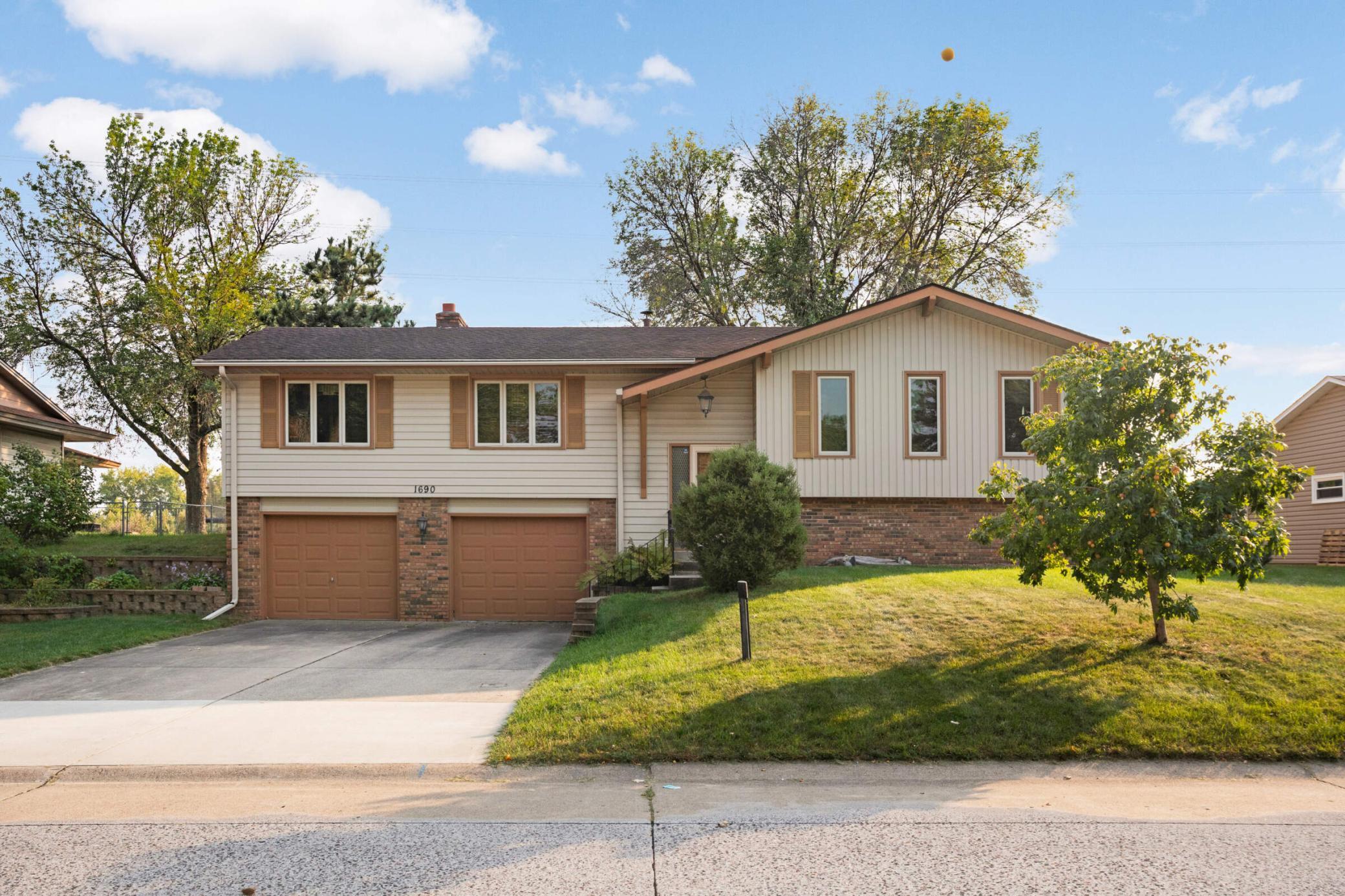 Rockstone Ln, Saint Paul, MN 55112