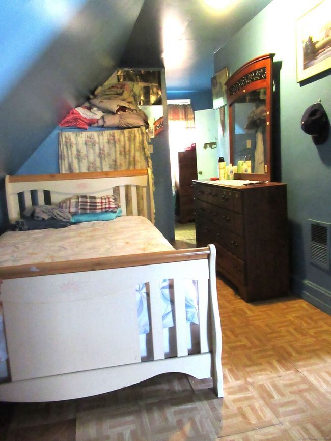 137 Clifford St, Home with 6 bedrooms, 3 bathrooms and null parking in Bridgeport CT | Image 17