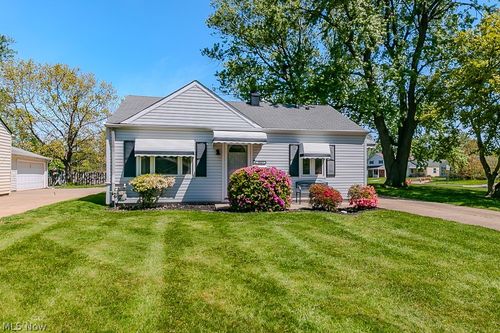 9017 Woodridge Ln, Mentor, OH, 44060-1229 | Card Image