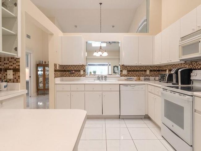 7087 Summer Tree Dr, Home with 2 bedrooms, 2 bathrooms and null parking in Boynton Beach FL | Image 7