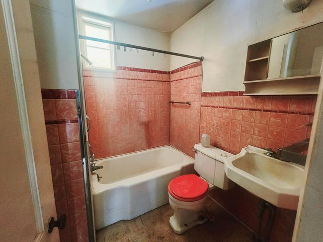 25 W South St, House other with 3 bedrooms, 2 bathrooms and null parking in Hartford MI | Image 12
