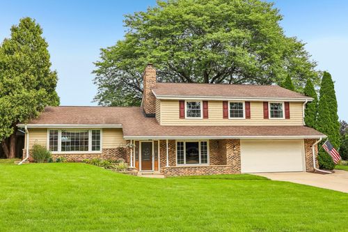 3322 S 121st St, West Allis, WI, 53227-3877 | Card Image