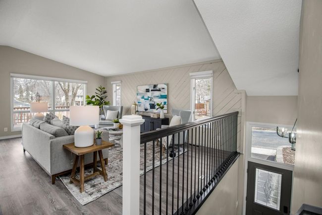 Entry/living room | Image 6