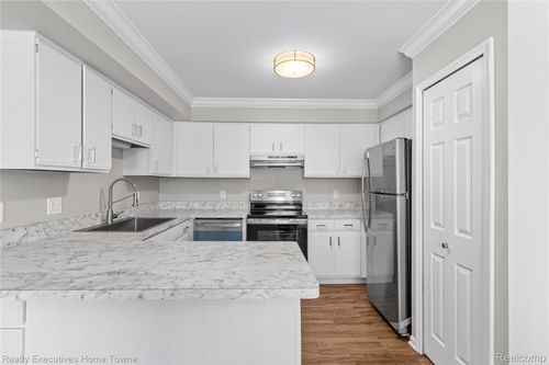 929 Country Club Dr, Saint Clair Shores, MI, 48082-2932 | Card Image