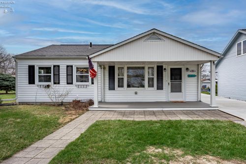 271 N Willow Dale Rd, Marblehead, OH, 43440-1066 | Card Image