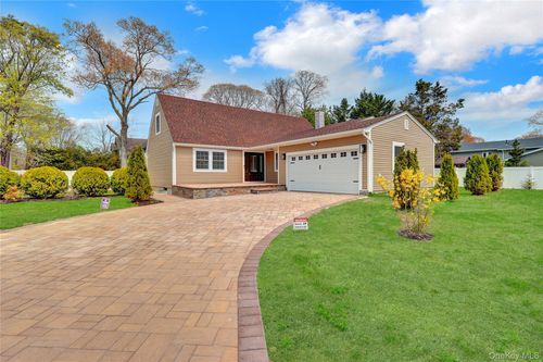 907 Pearl St, Bohemia, NY, 11716-3703 | Card Image