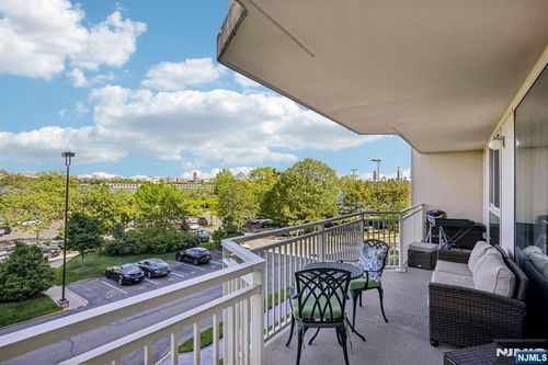 1077 River Rd, Edgewater, NJ, 07020-1358 | Card Image