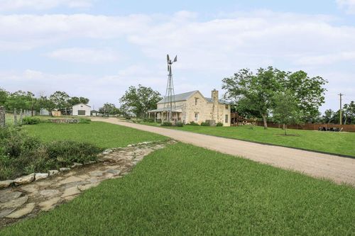271 Smokehouse Rd, Fredericksburg, TX, 78624-4414 | Card Image
