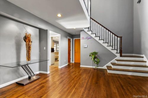 18 Park St, Pleasantville, NY, 10570-3714 | Card Image