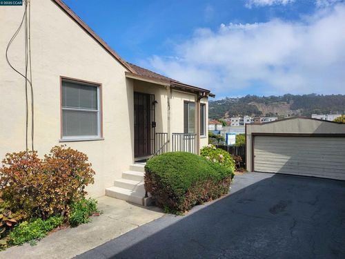1662 San Benito St, Richmond, CA, 94804-5327 | Card Image