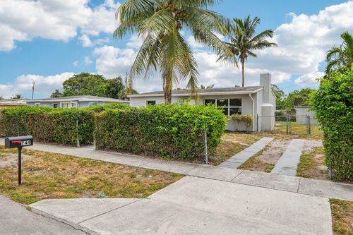 744 Dogwood Rd, West Palm Beach, FL, 33409-6139 | Card Image