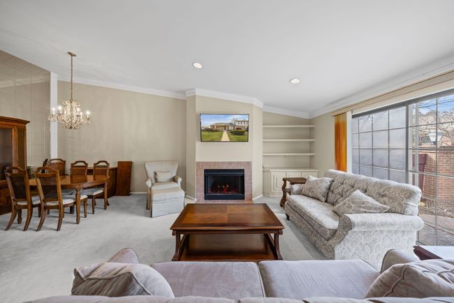 38906 Country Cir, Condo with 2 bedrooms, 3 bathrooms and null parking in Farmington Hills MI | Image 4