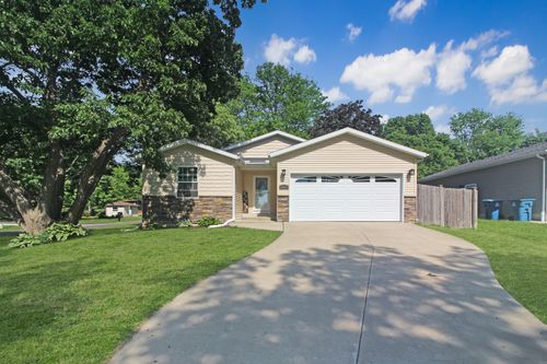 402 S Mclean St, Hudson, IL, 61748-7665 | Card Image