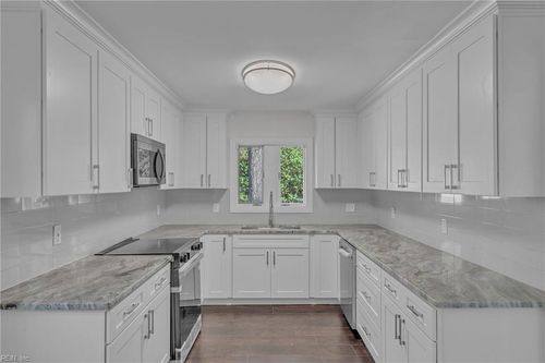 237 James River Dr, Newport News, VA, 23601-3617 | Card Image