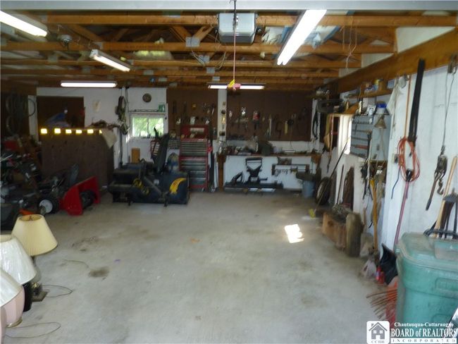 Right side of the garage | Image 27