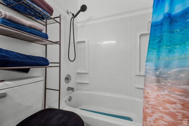 Bathroom with shower / bath combo with shower curtain | Image 20
