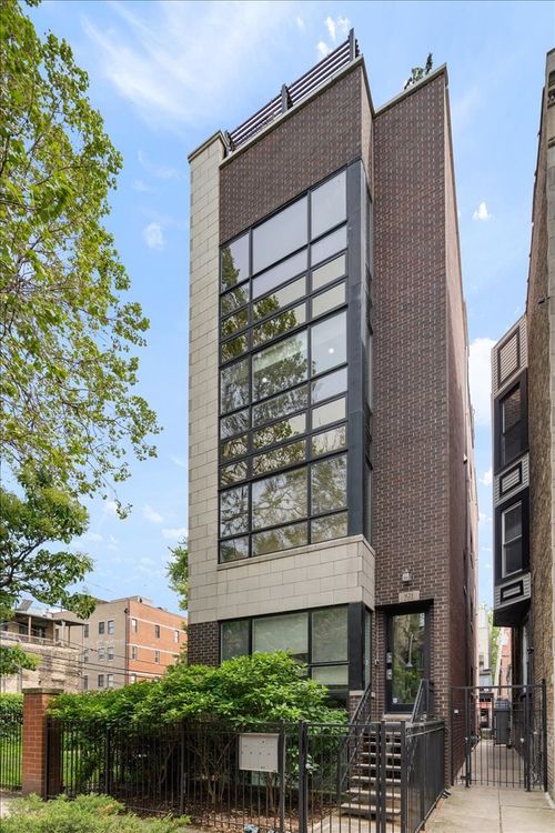3-821 W Roscoe St, Chicago, IL, 60657-9070 | Card Image