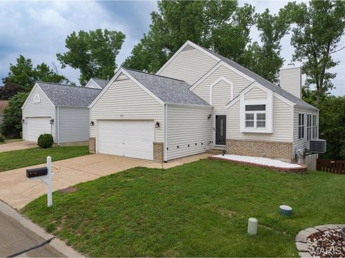 638 Cascade Lake Dr, Ballwin, MO, 63021-7313 | Card Image