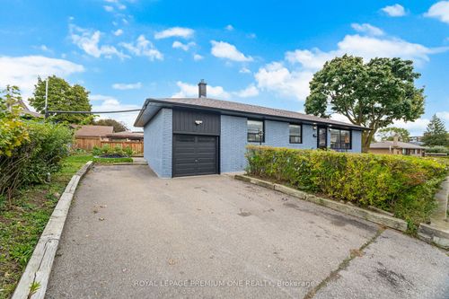 2 Del Ria Dr, North York, ON, M6L1M1 | Card Image