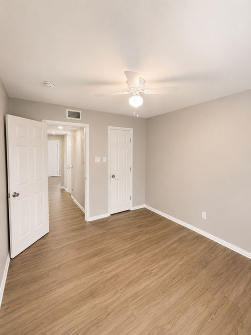 901 Bessie St, Fort Worth, TX, 76104-1531 | Card Image