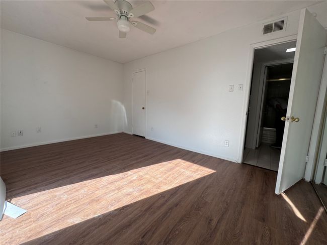 Unfurnished room with dark wood-style floors and a ceiling fan | Image 8