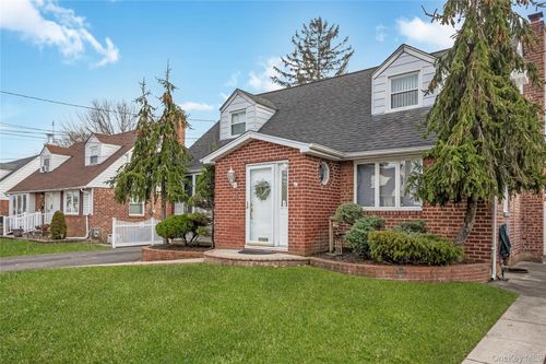 75 Sloan Dr N, Valley Stream, NY, 11580-3225 | Card Image