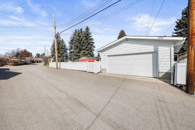 10404 8 Street Sw, Home with 3 bedrooms, 2 bathrooms and 6 parking in Calgary AB | Image 10