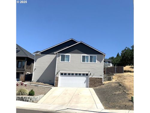 1019 Azure Way, Eagle Point, OR, 97524-6661 | Card Image