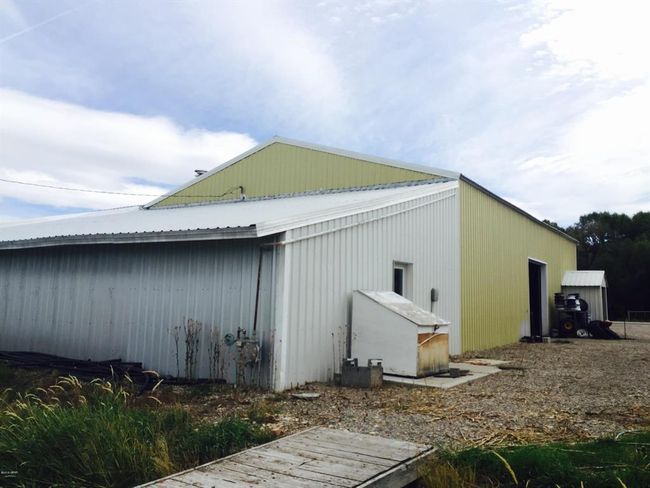 more of back of building with storage | Image 10